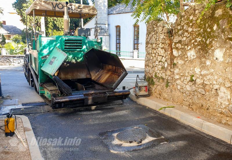 Radi se radi - Postavljen prvi sloj asfalta u Ulici fra Lea Petrovića